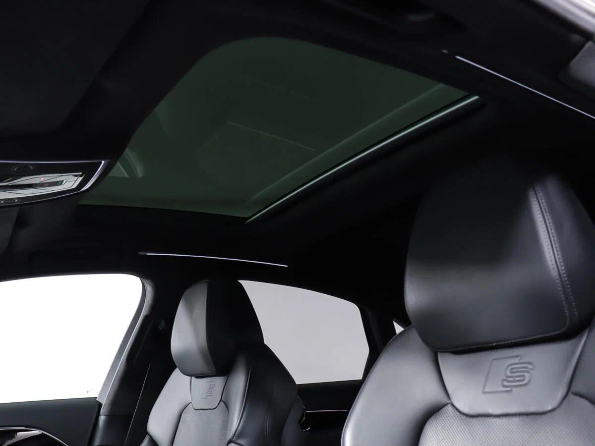 Audi A8 2020, серый