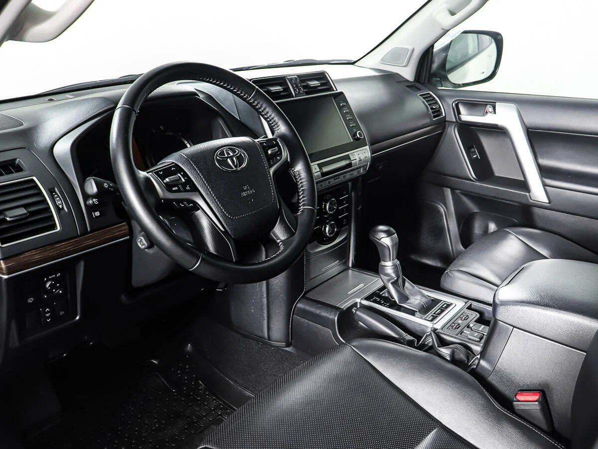 Toyota Land Cruiser Prado 2023, белый