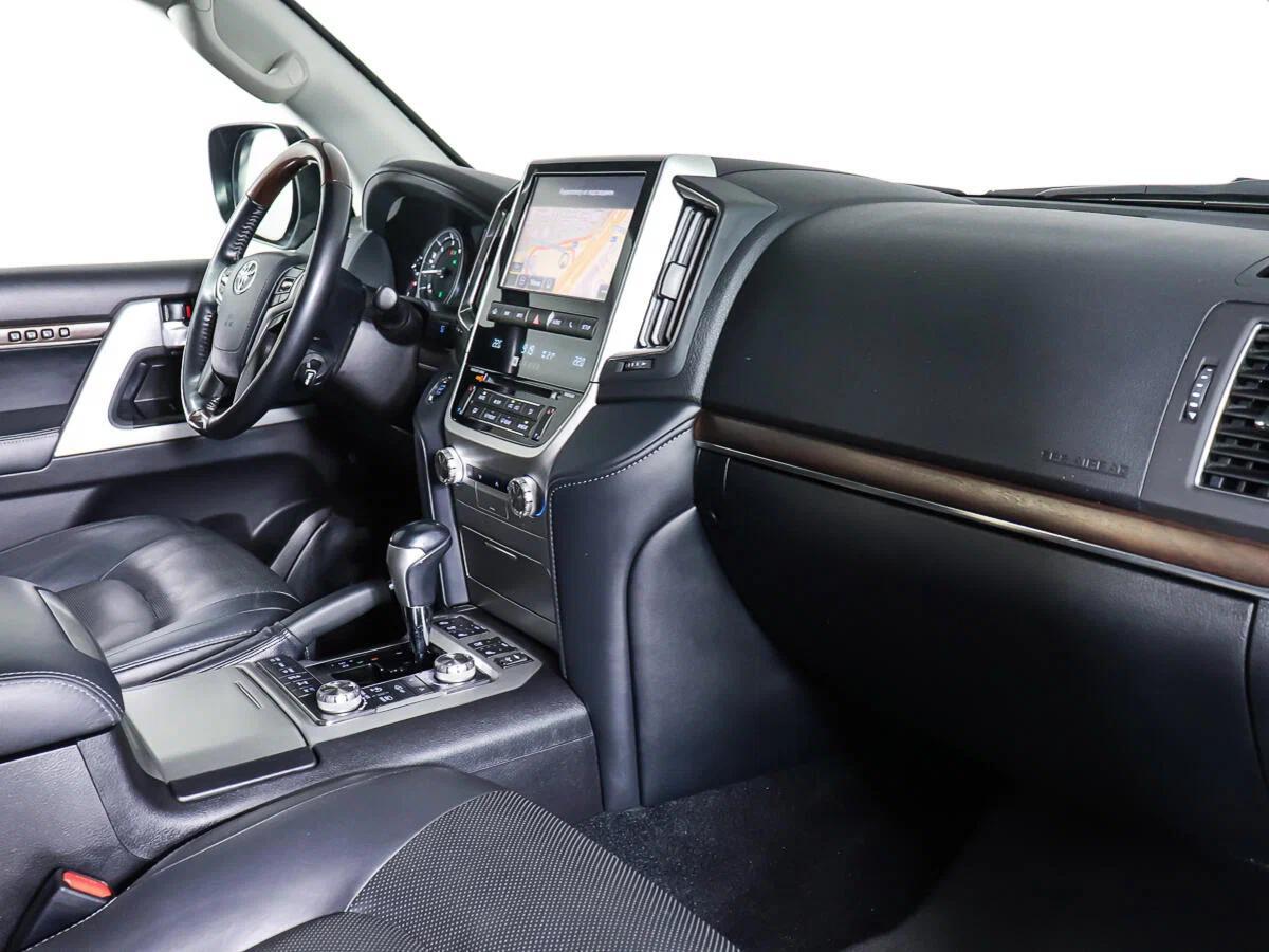 Toyota Land Cruiser 2018, красный