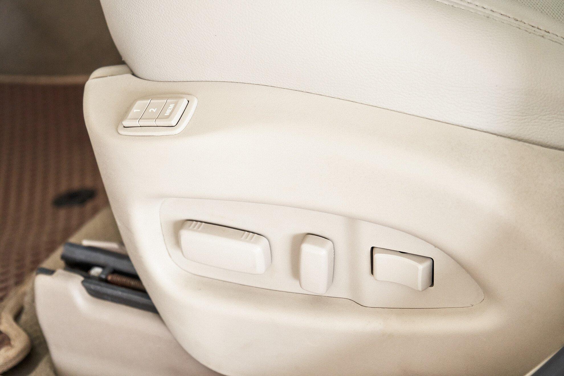 Cadillac SRX 2011, белый