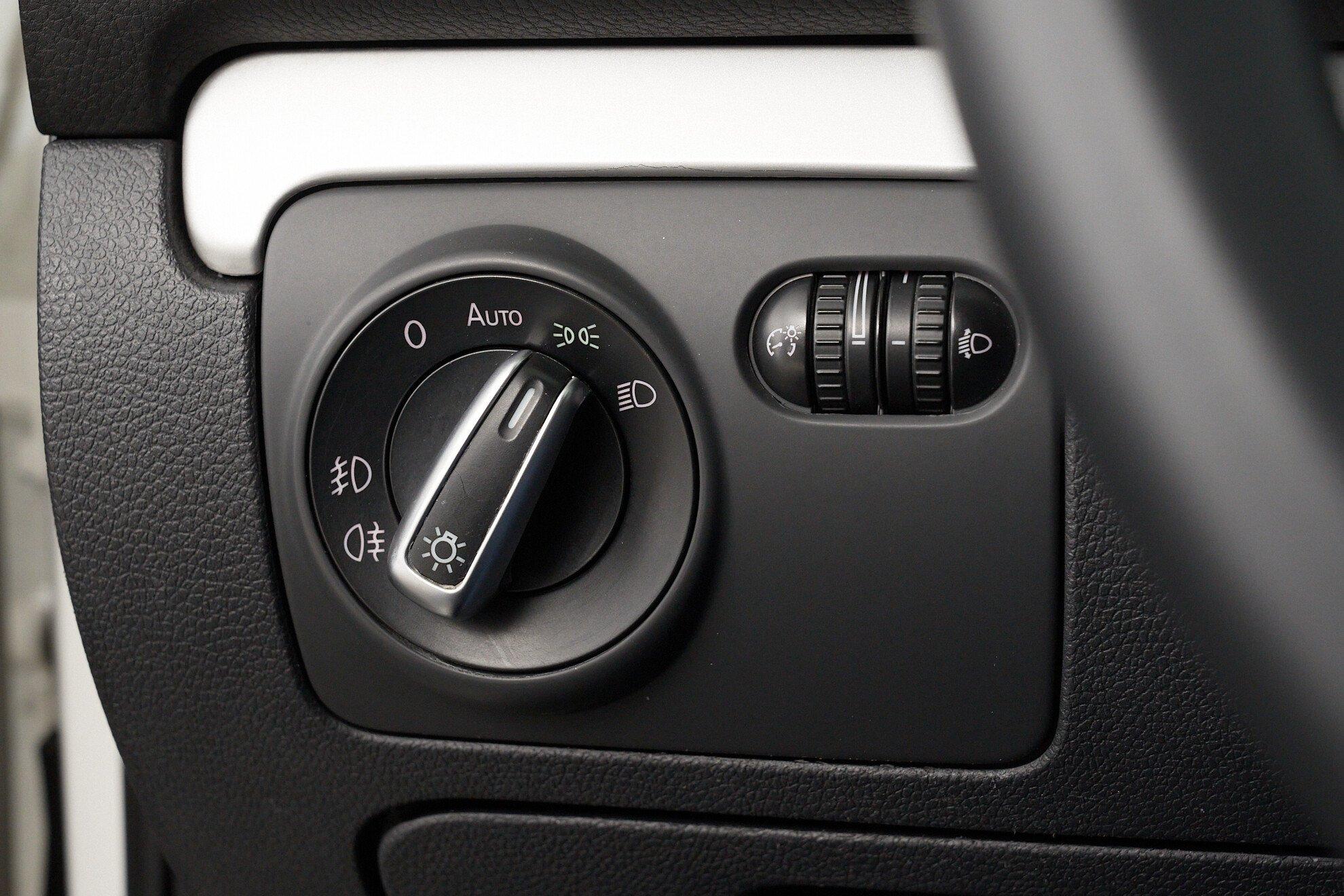 Volkswagen Golf 2012, белый