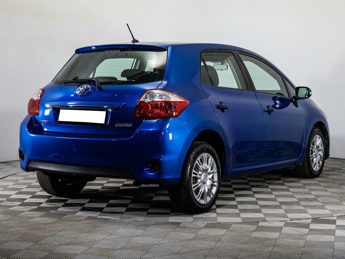 Toyota Auris 2012, белый