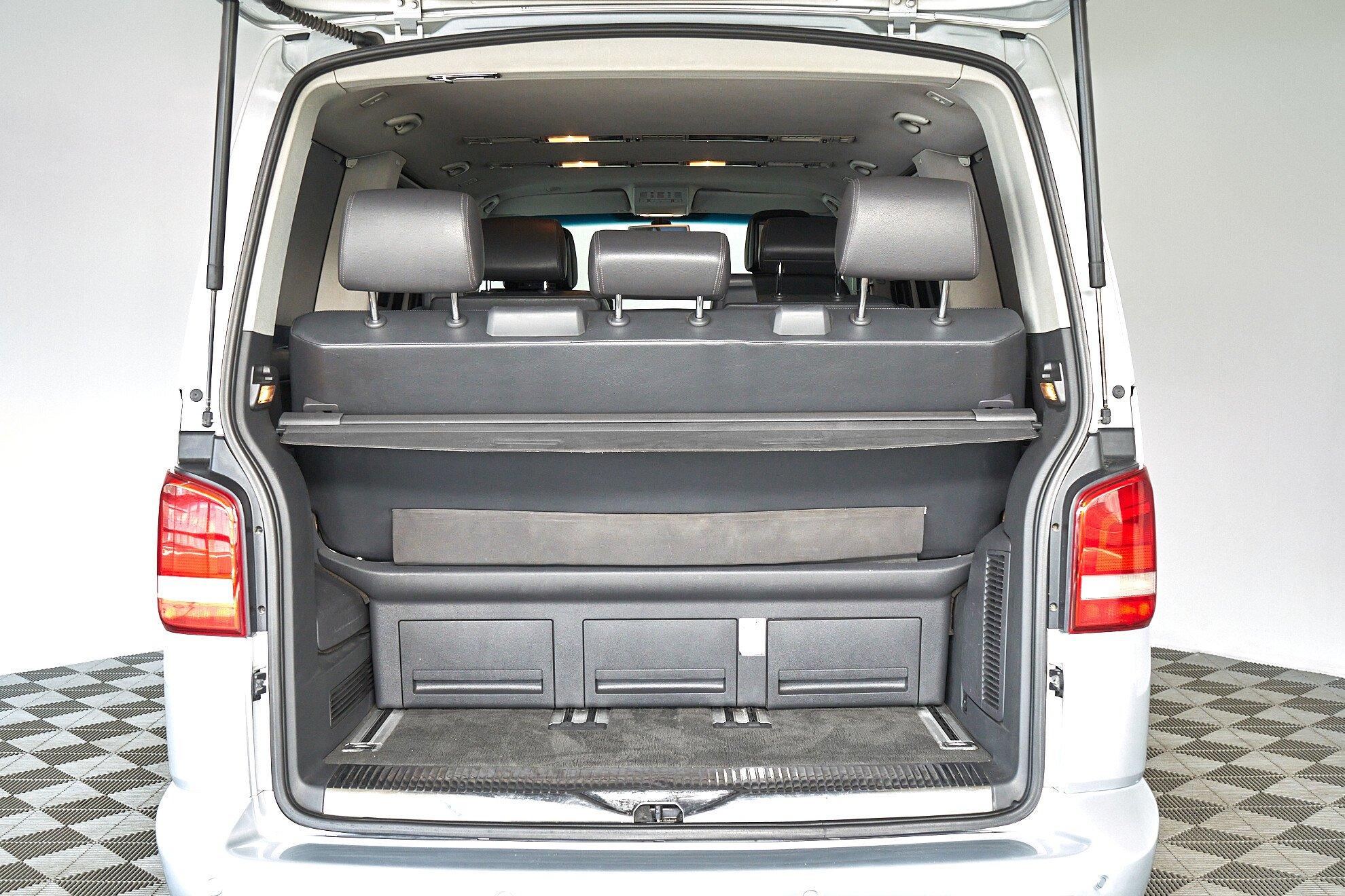 Volkswagen Multivan 2010, серебряный