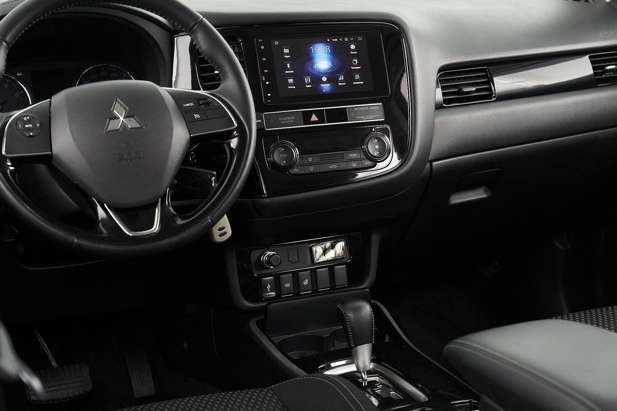 Mitsubishi Outlander 2018, серый