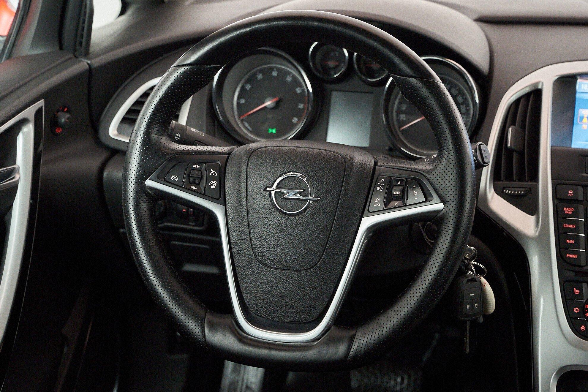 Opel Astra 2013, красный