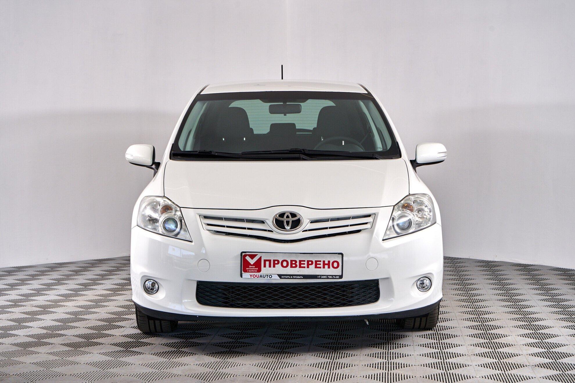 Toyota Auris 2011, белый