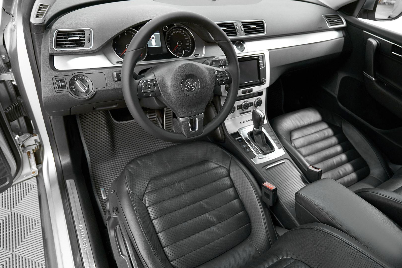 Volkswagen Passat 2012, серебряный