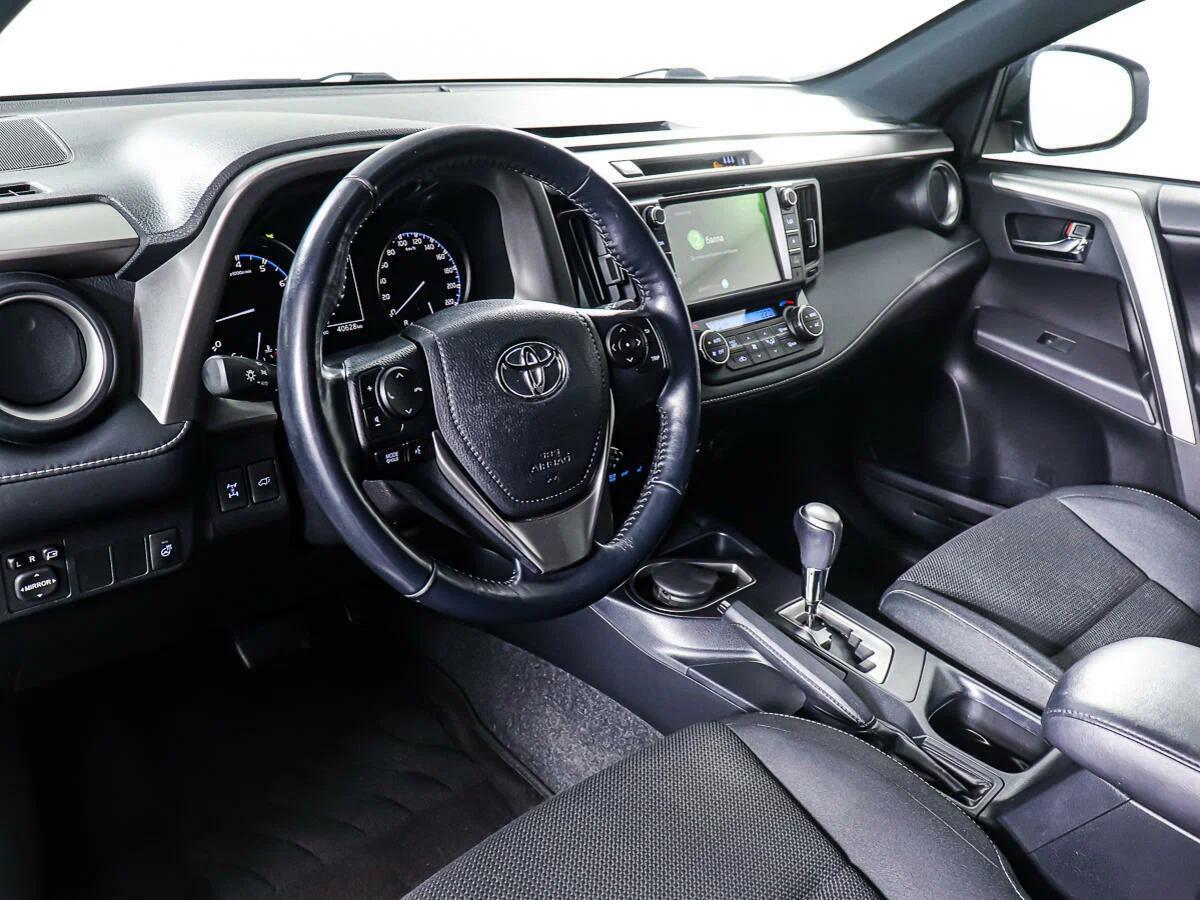 Toyota RAV4 2019, белый