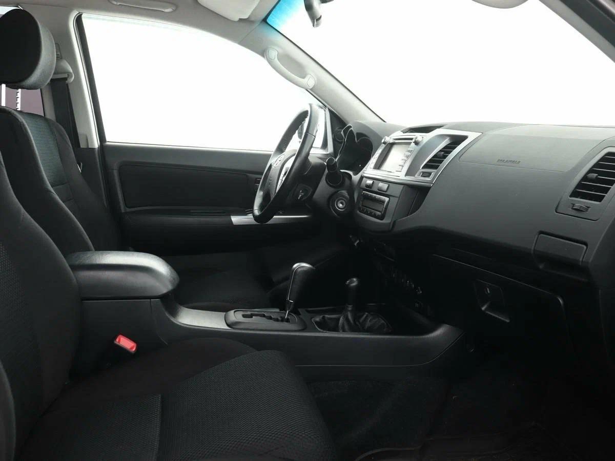 Toyota Hilux 2012, черный
