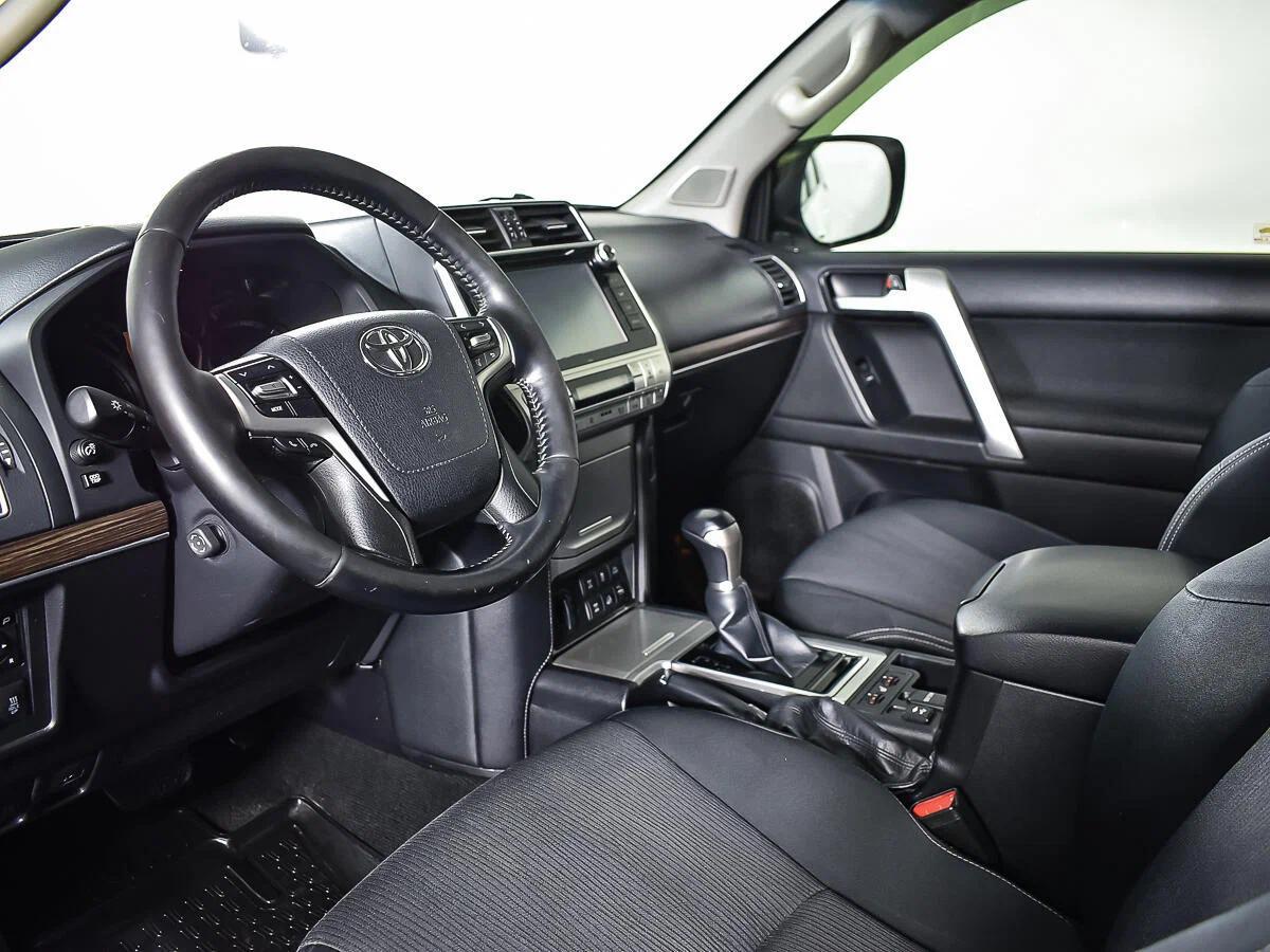 Toyota Land Cruiser Prado 2017, белый