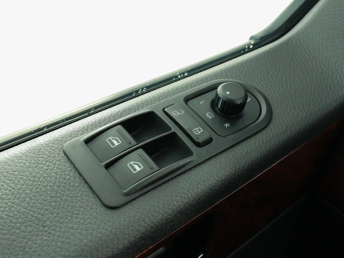 Volkswagen Multivan 2010, черный