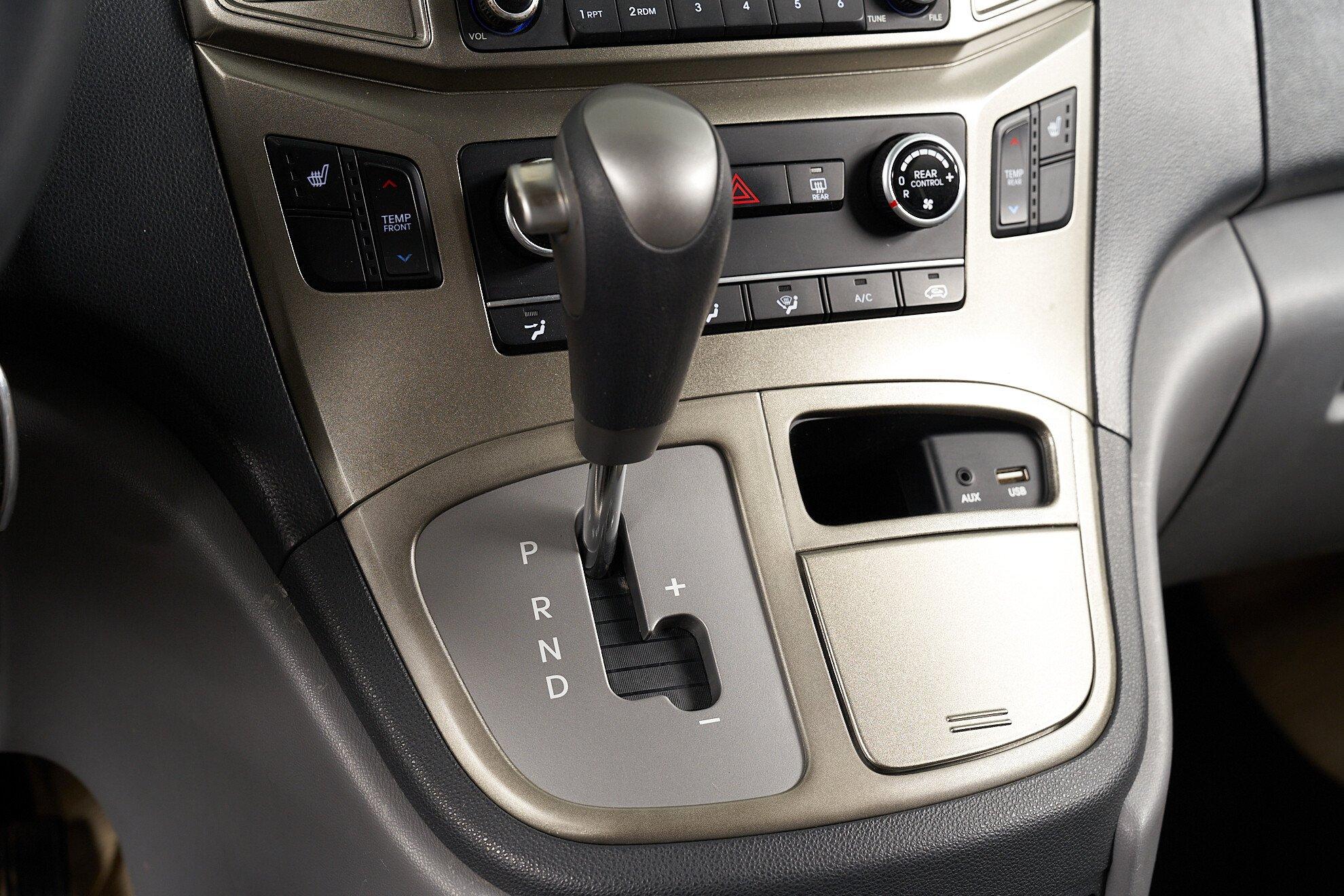 Hyundai Grand Starex 2016, серебряный