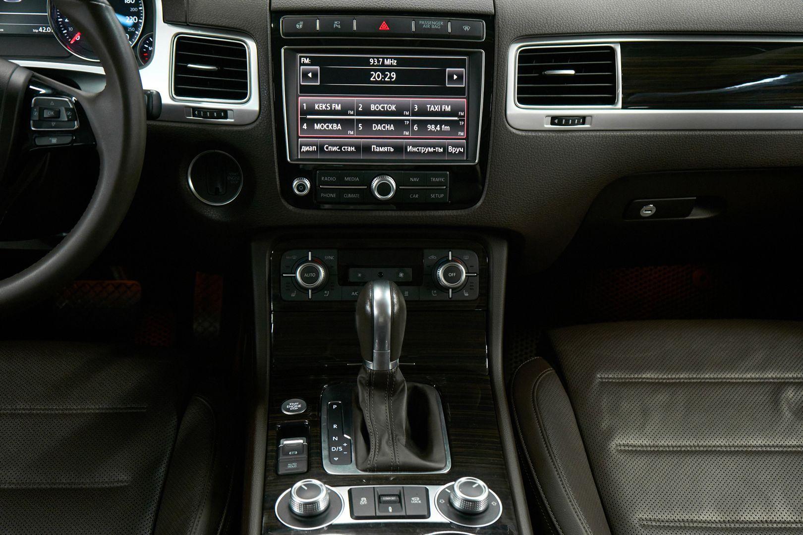 Volkswagen Touareg 2016, коричневый