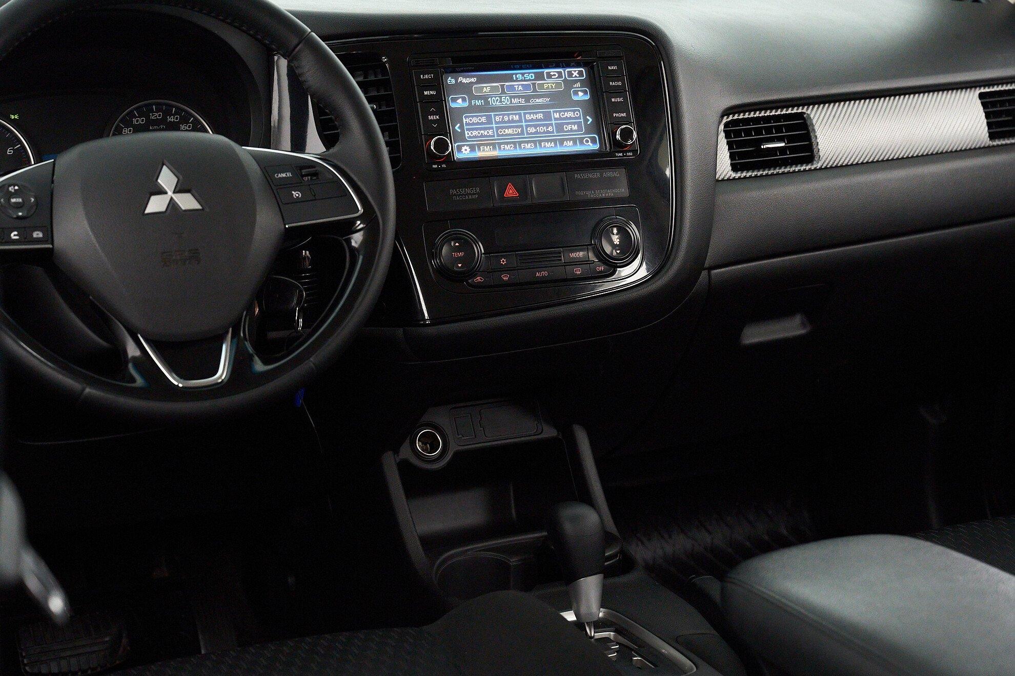 Mitsubishi Outlander 2014, черный