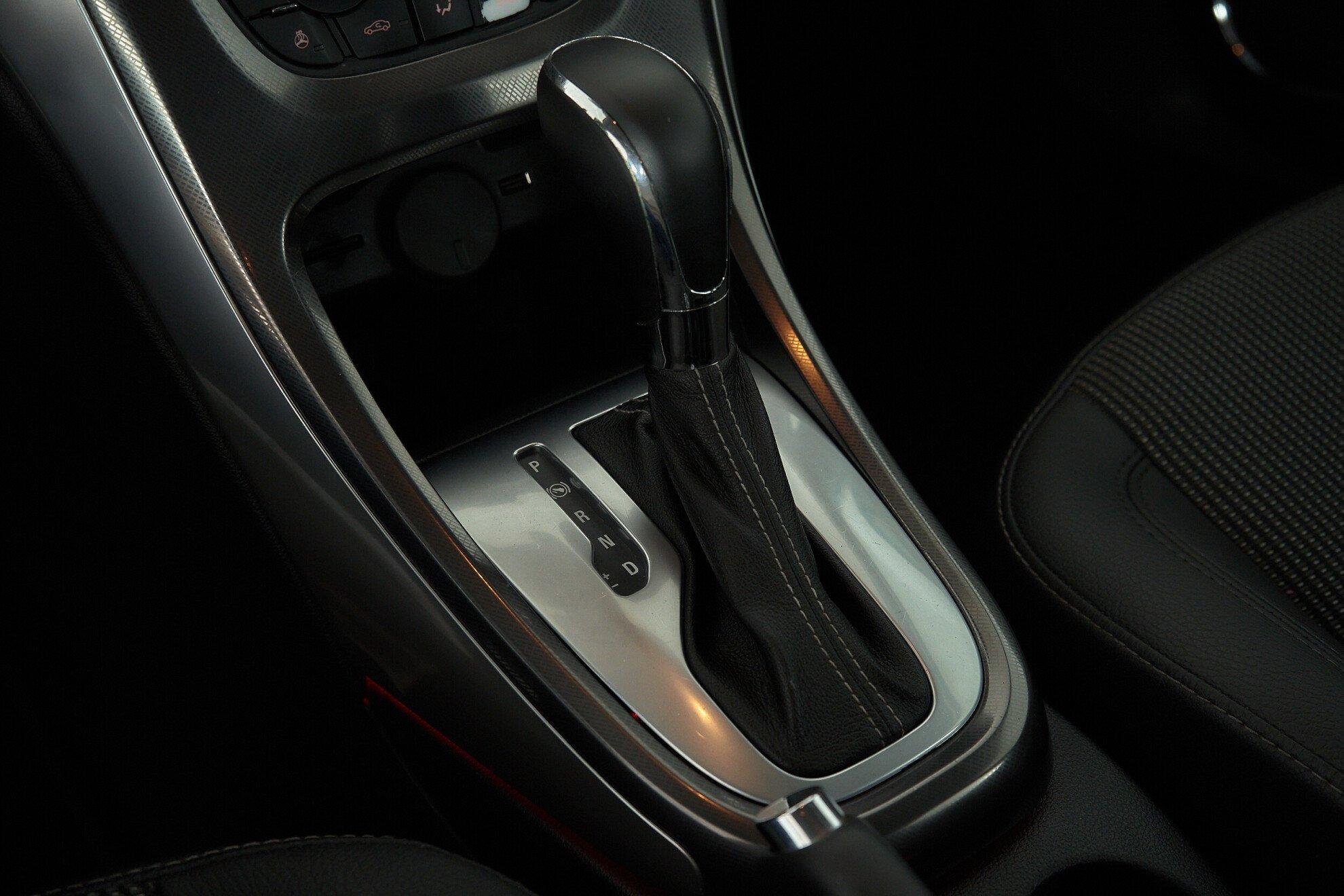 Opel Astra 2011, белый