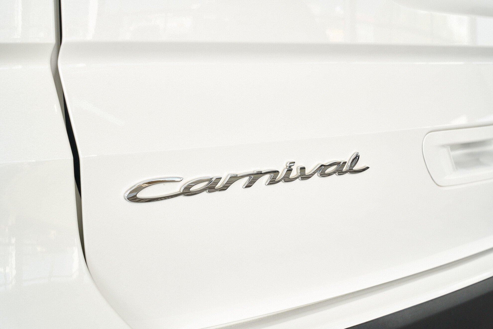 Kia Carnival 2023, белый