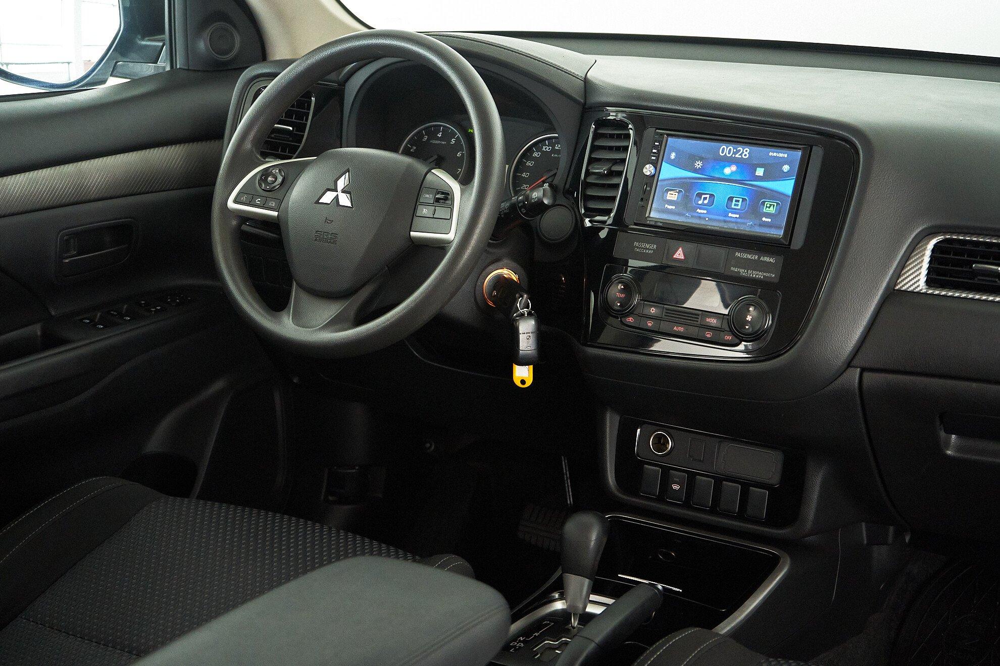 Mitsubishi Outlander 2017, белый