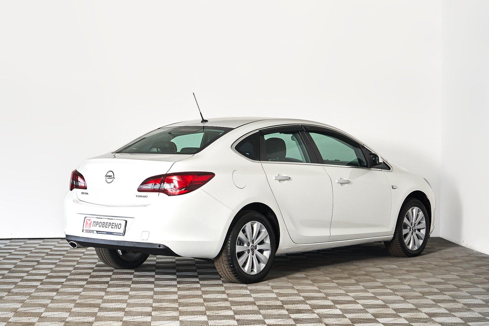 Opel Astra 2013, белый