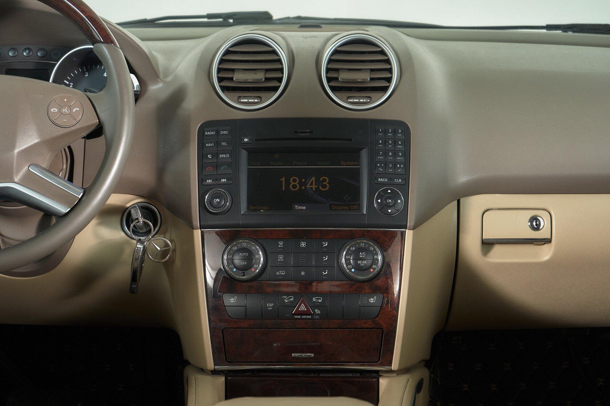 Mercedes-Benz M-Класс 2010, белый