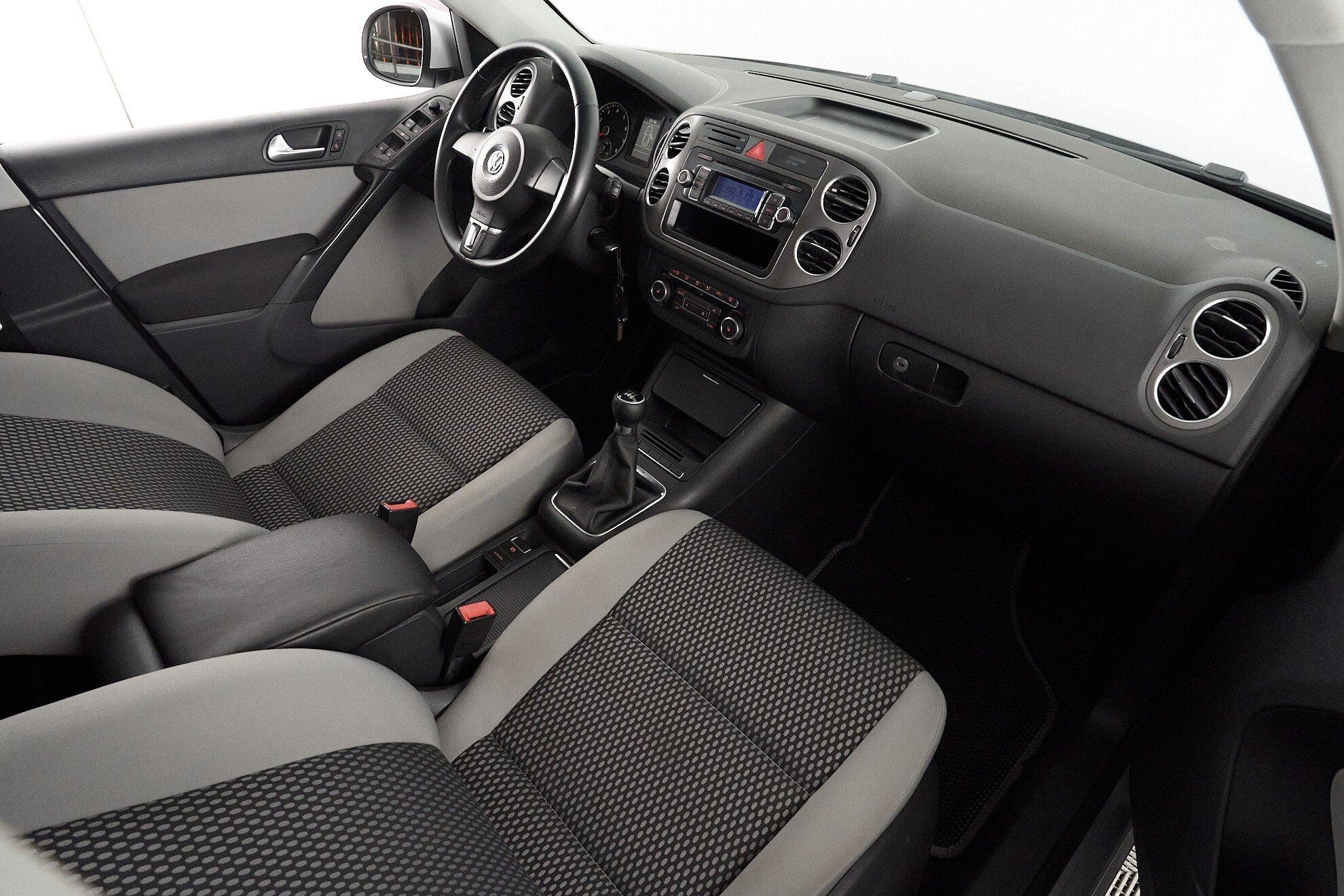 Volkswagen Tiguan 2011, серебряный