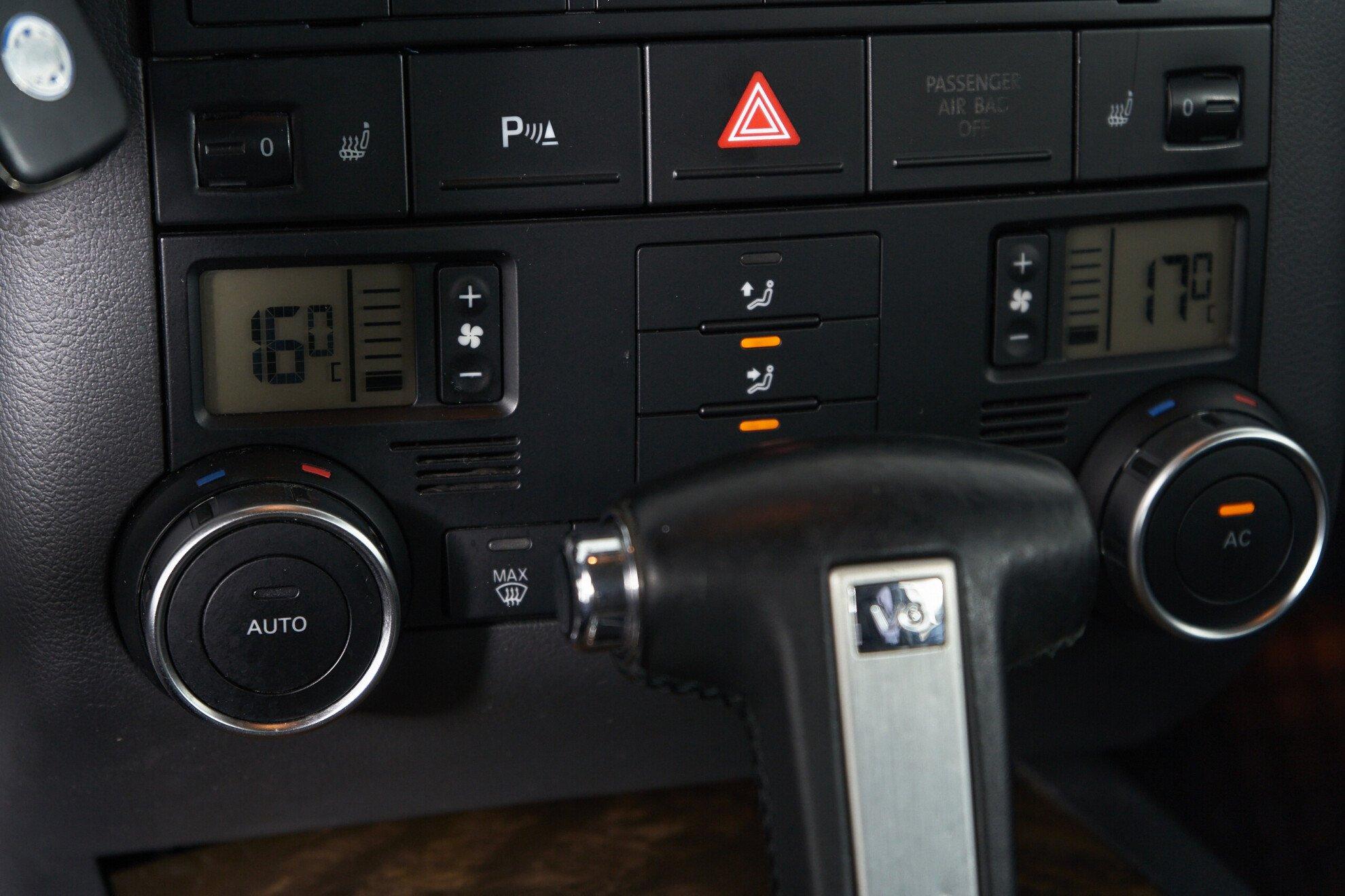 Volkswagen Touareg 2008, черный
