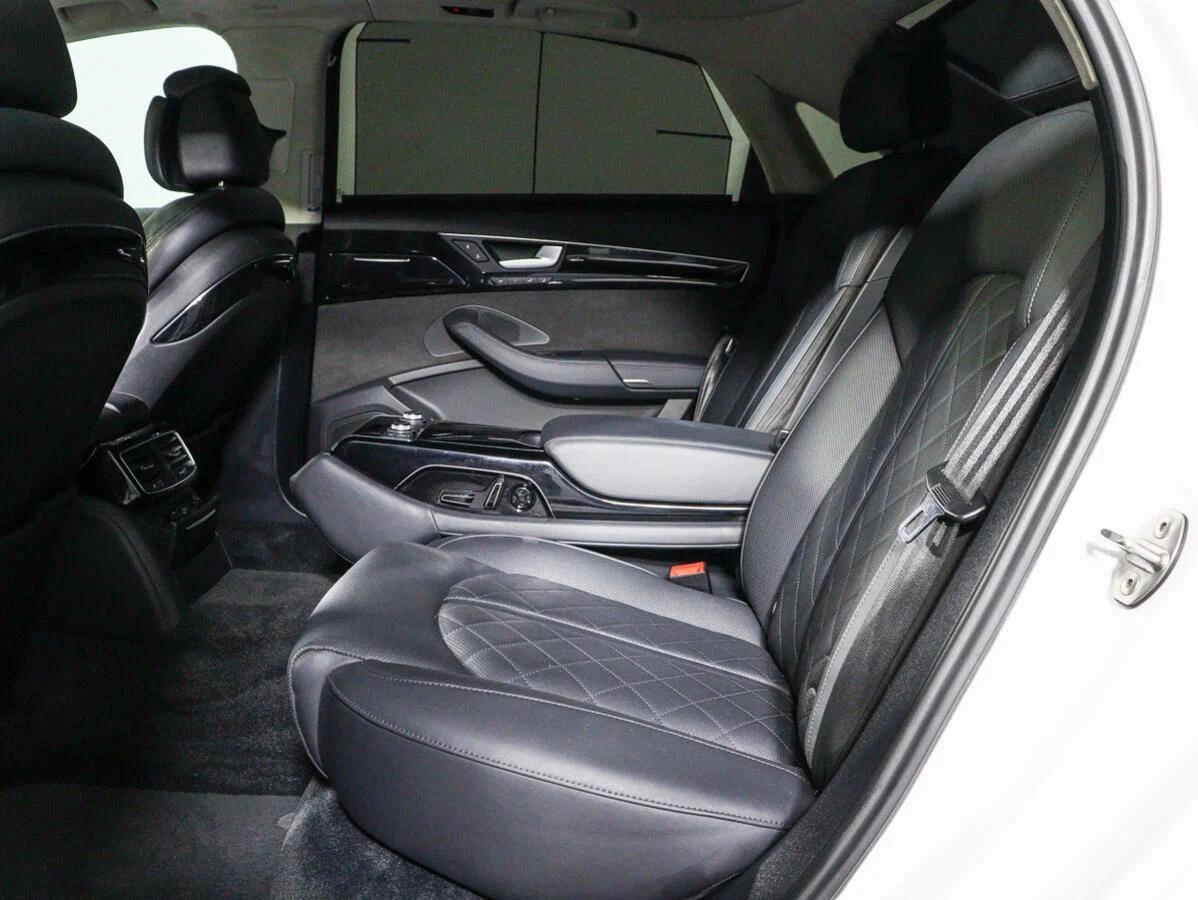 Audi A8 2017, белый