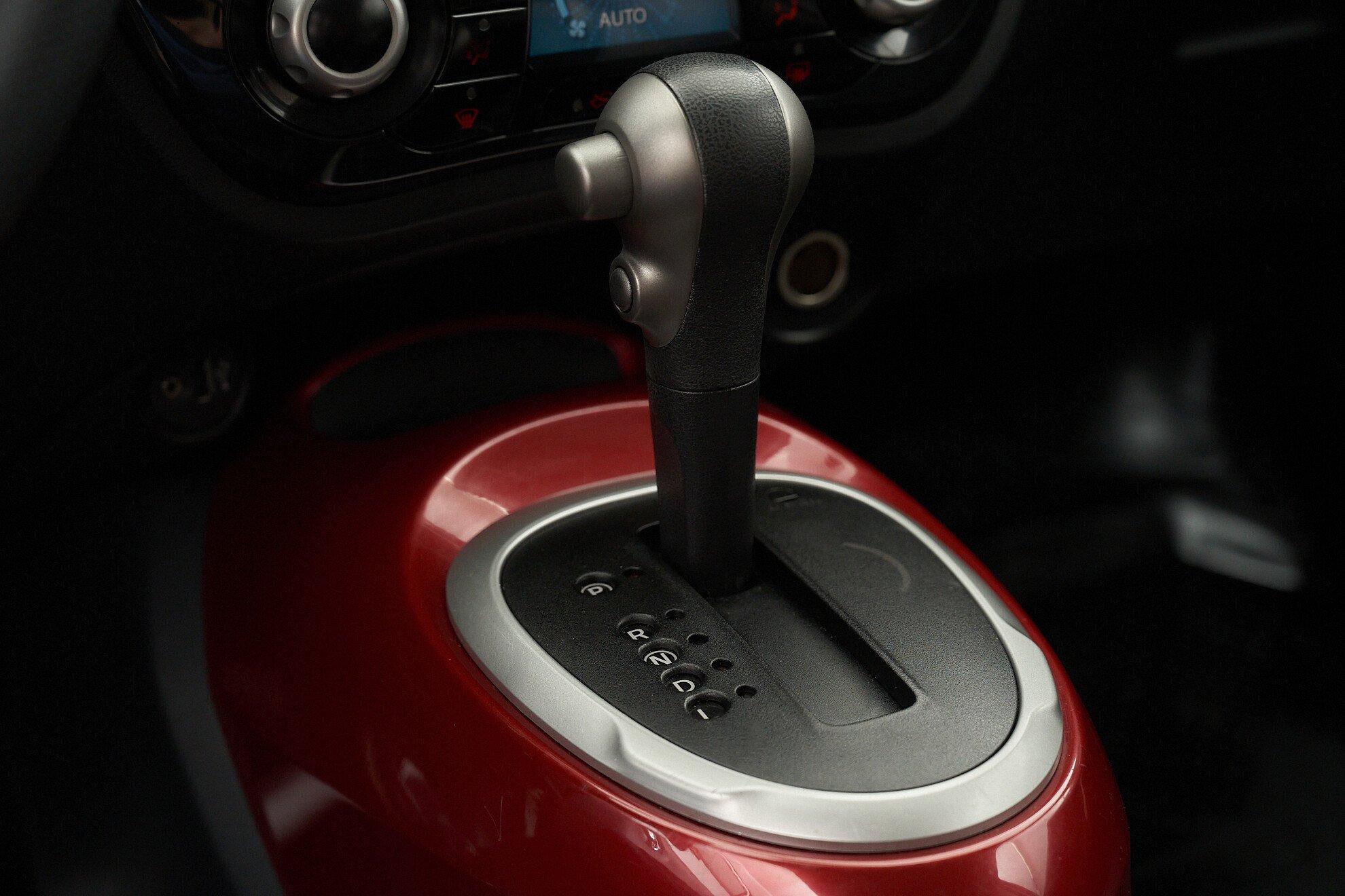 Nissan Juke 2012, белый