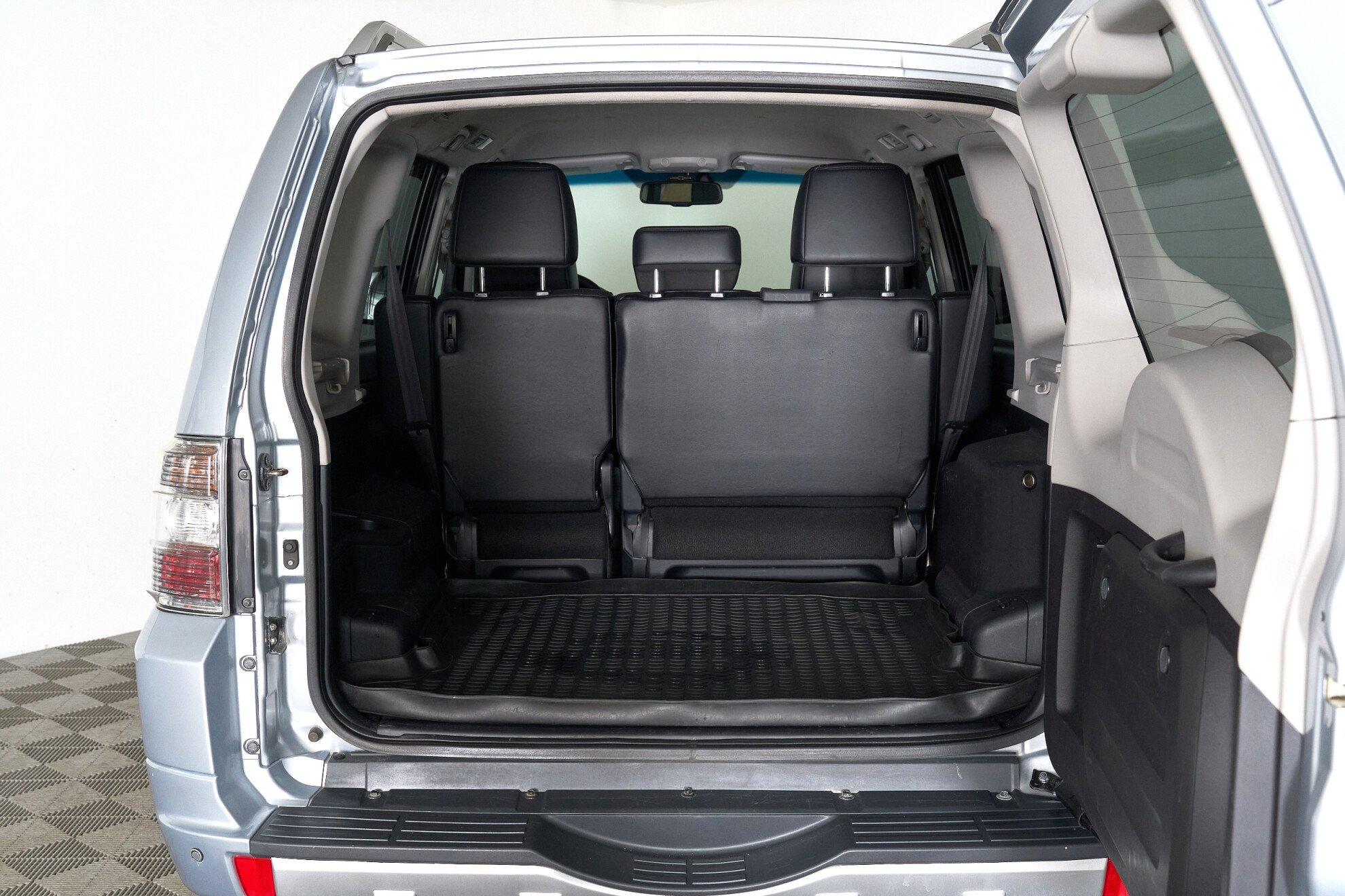 Mitsubishi Pajero 2010, серебряный