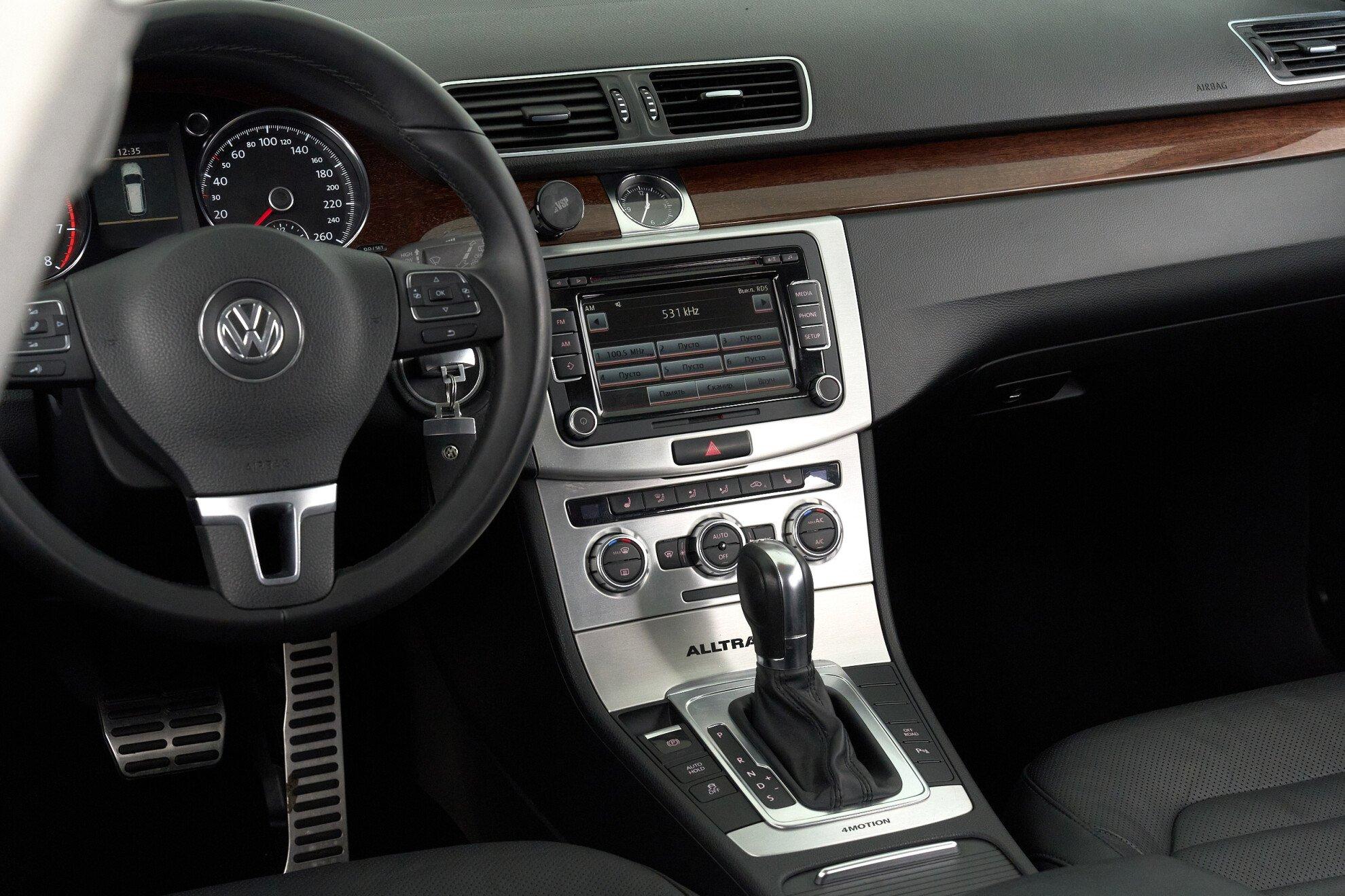 Volkswagen Passat 2013, белый