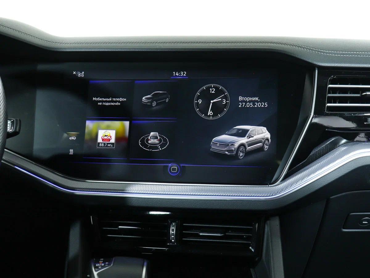 Volkswagen Touareg 2023, белый