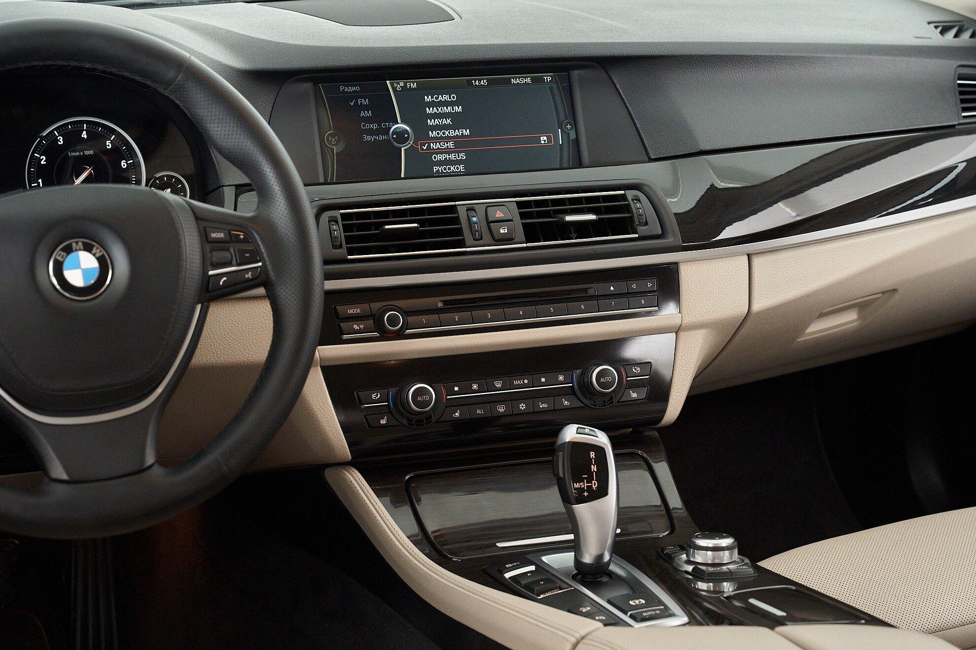 BMW 5 серии 2012, серый