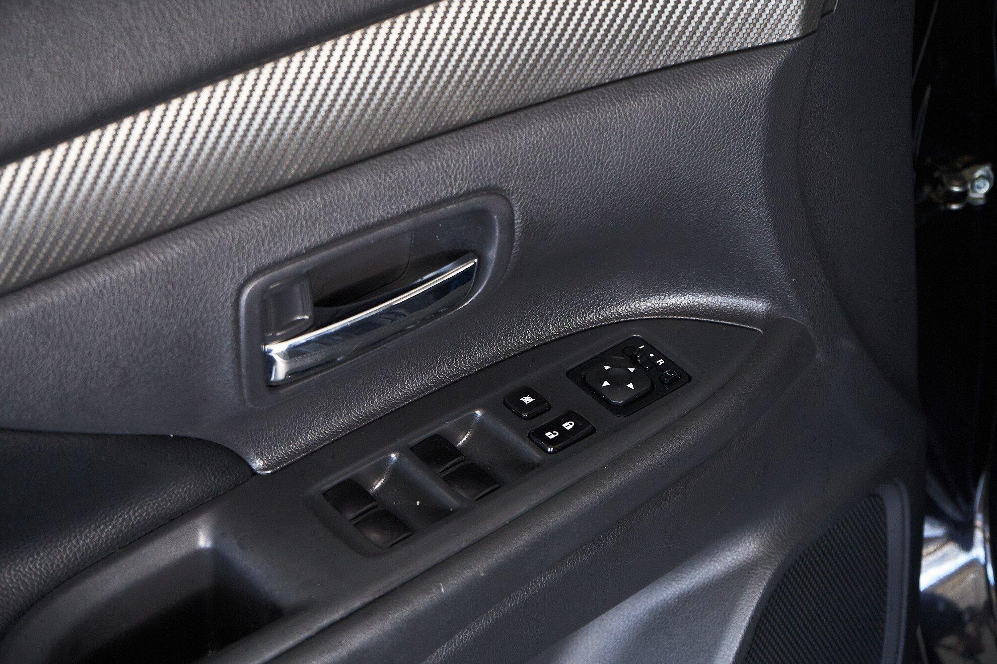 Mitsubishi Outlander 2012, черный