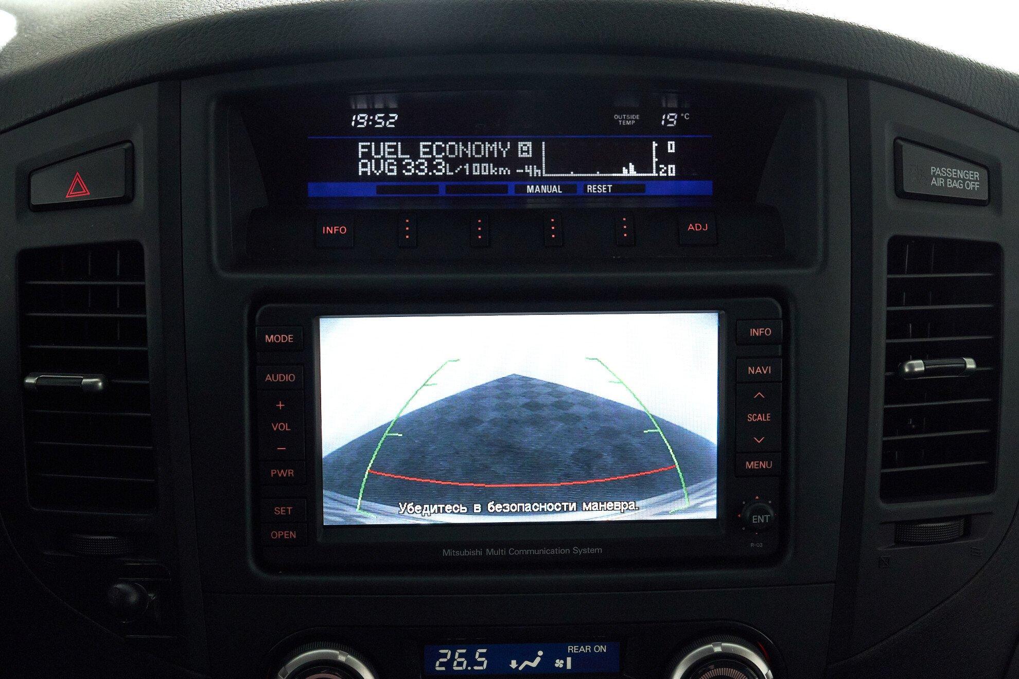 Mitsubishi Pajero 2010, серебряный