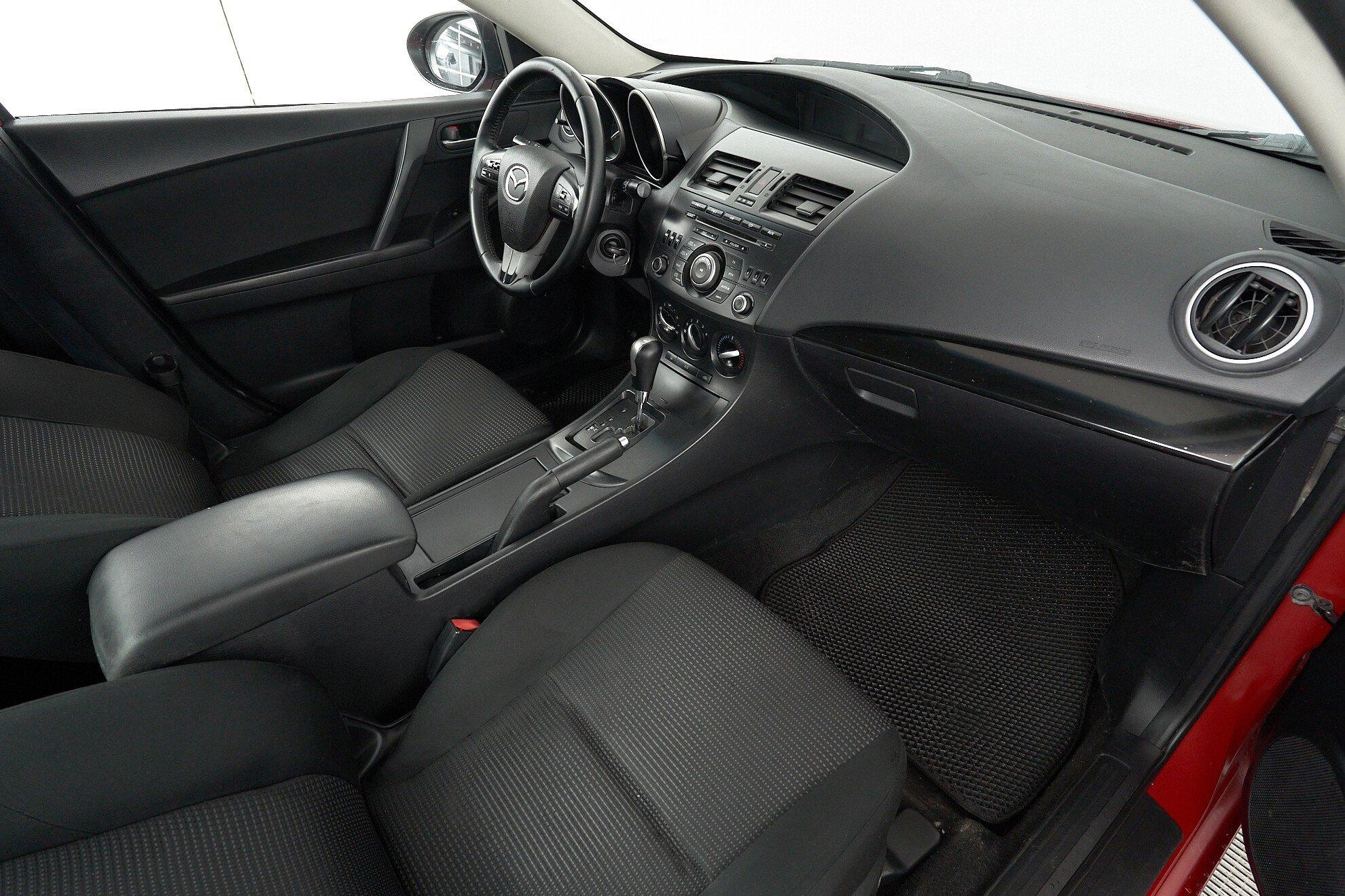 Mazda 3 2011, красный