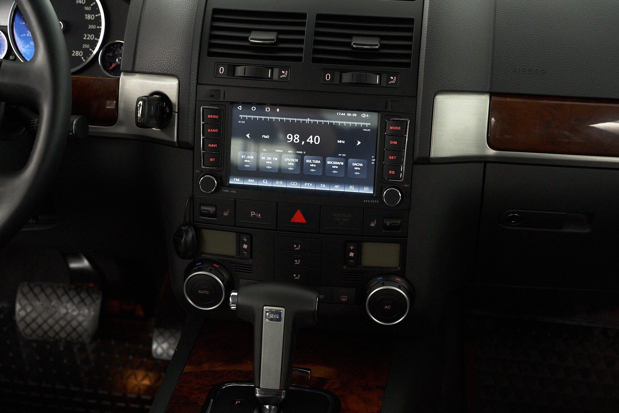 Volkswagen Touareg 2009, серый