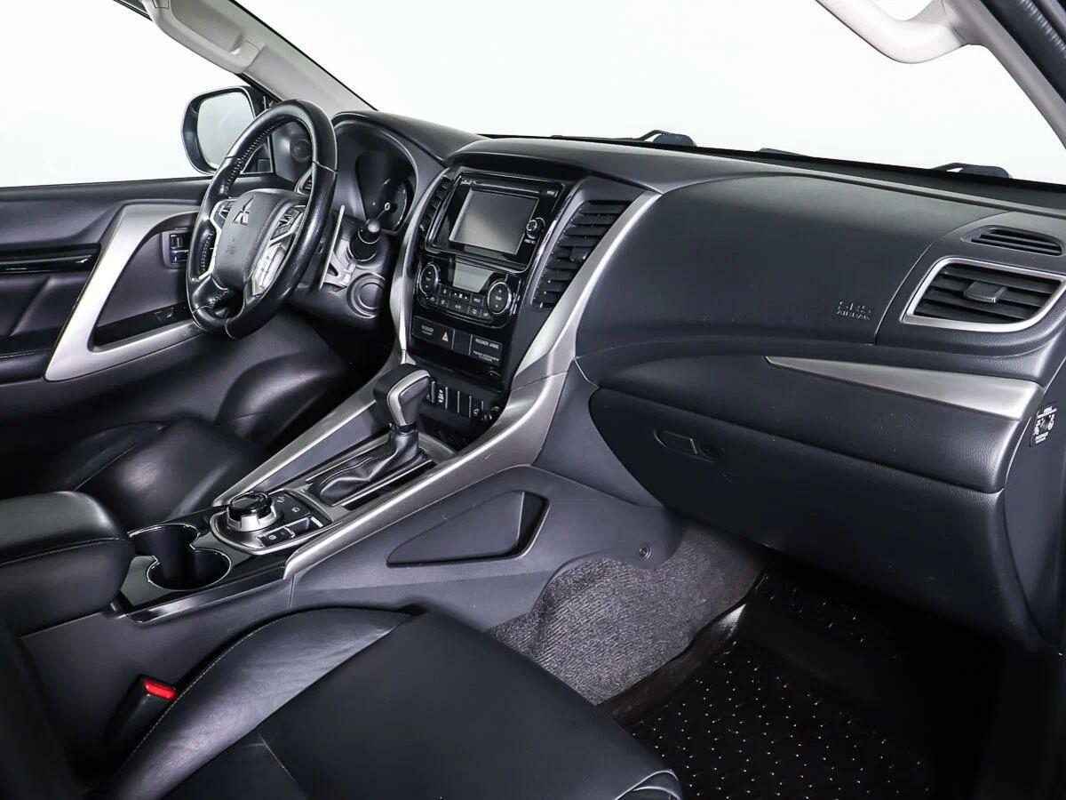Mitsubishi Pajero Sport 2020, черный