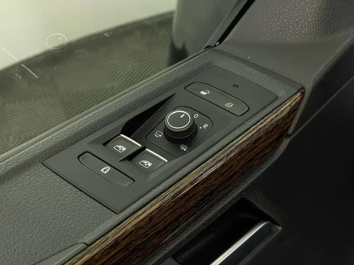 Volkswagen Multivan 2022, черный