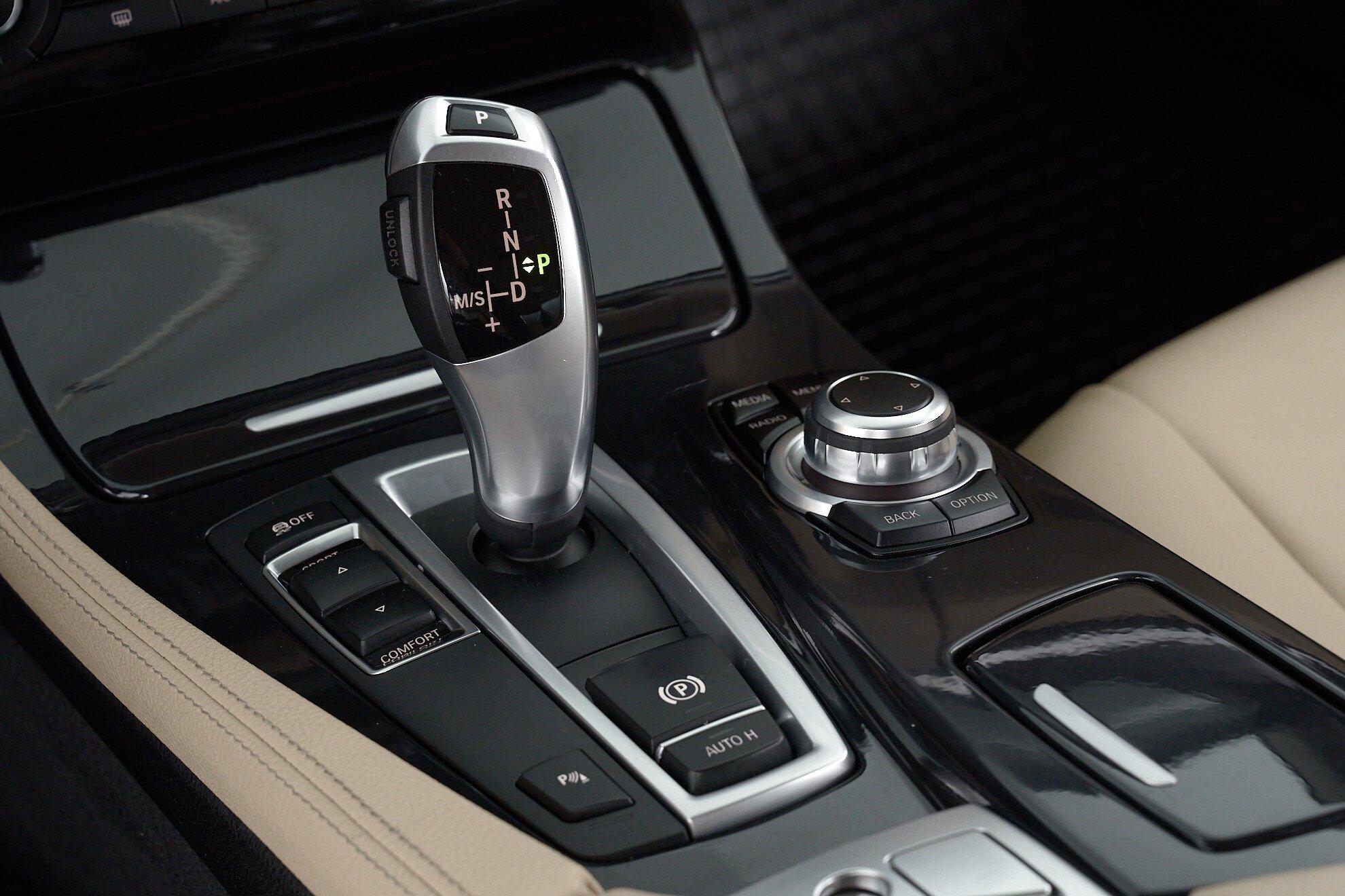BMW 5 серии 2016, черный