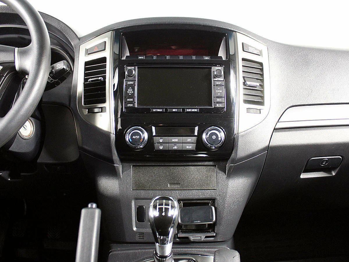 Mitsubishi Pajero 2018, серый
