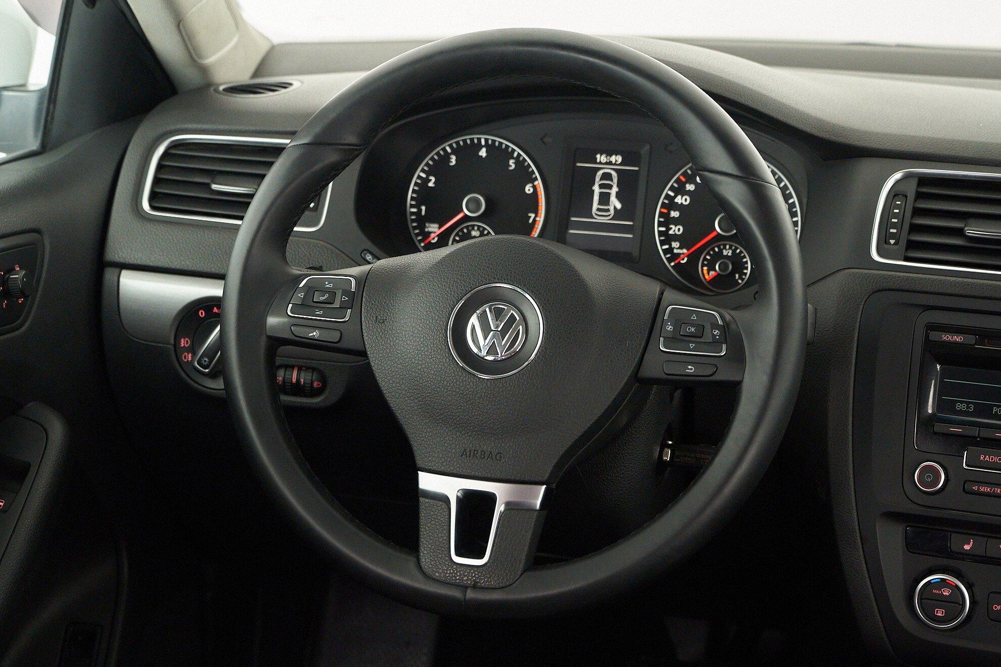 Volkswagen Jetta 2013, белый