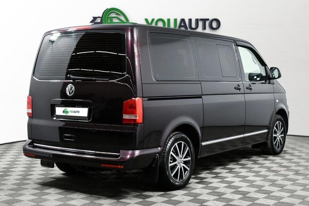 Volkswagen Multivan 2013, красный