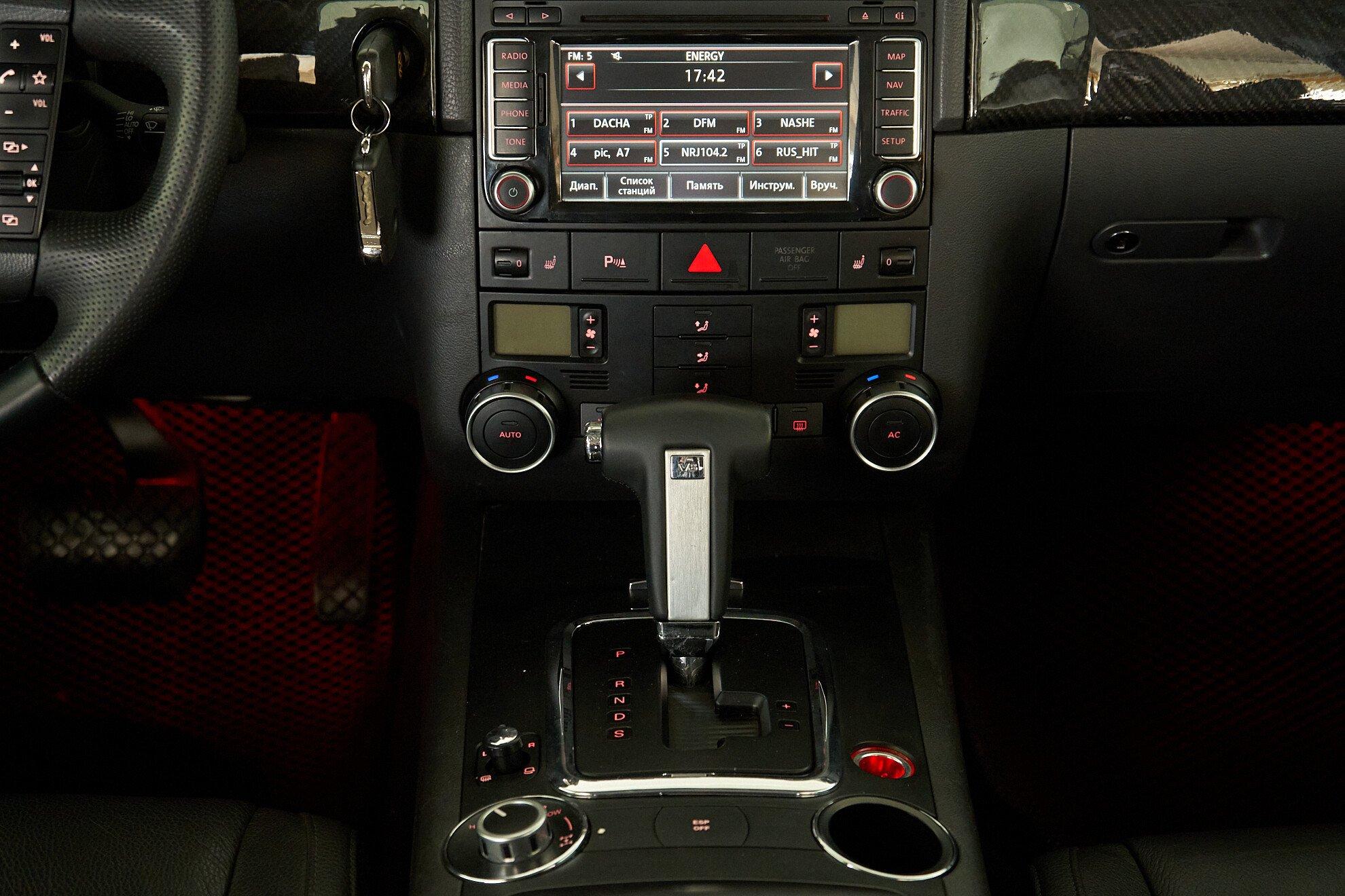 Volkswagen Touareg 2009, серый