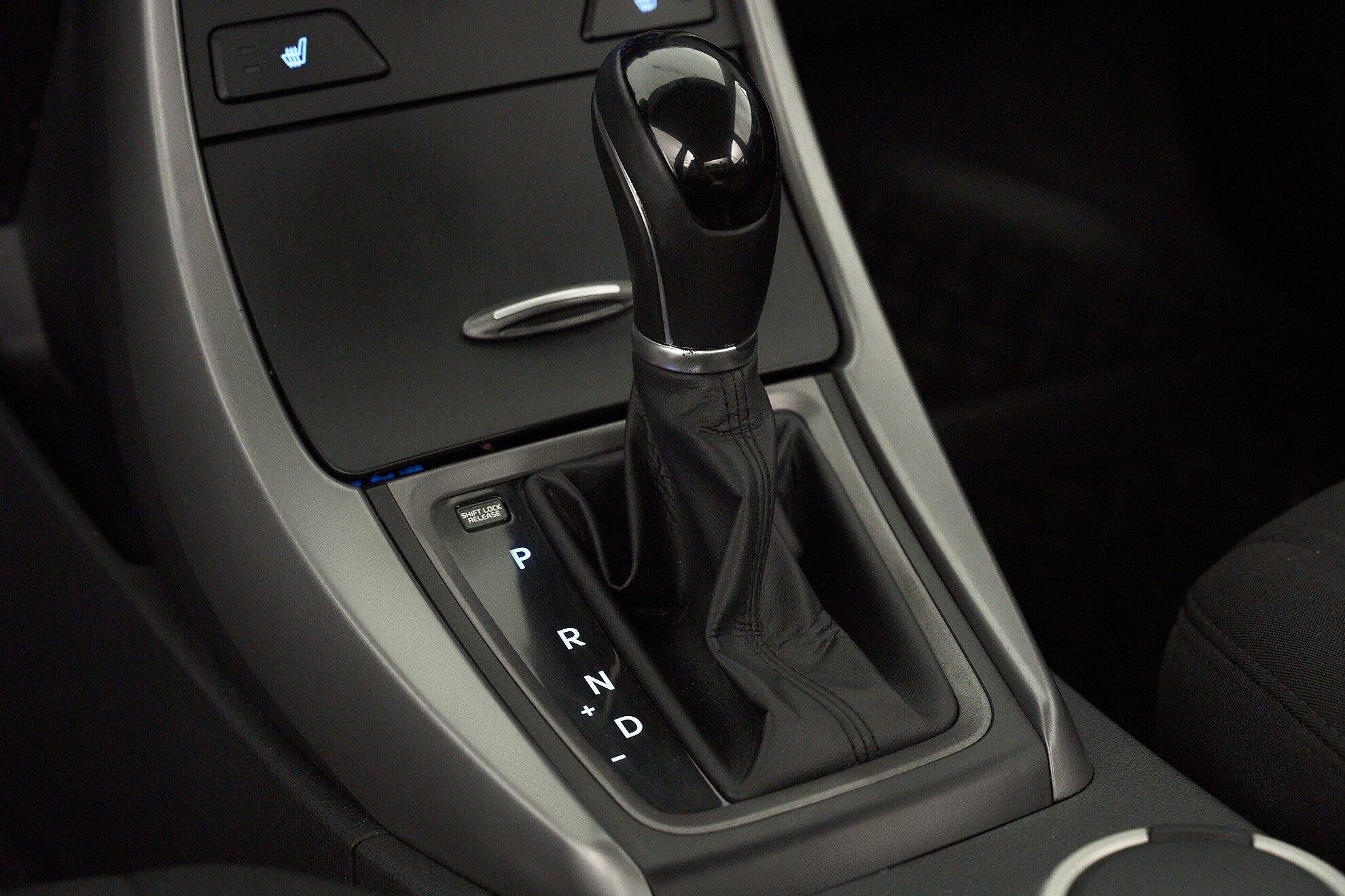 Hyundai Elantra 2015, серебряный
