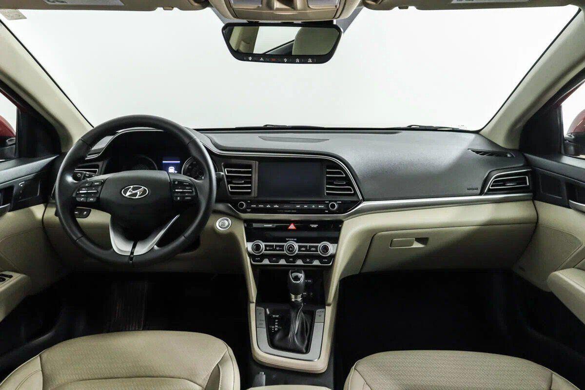 Hyundai Elantra 2019, красный
