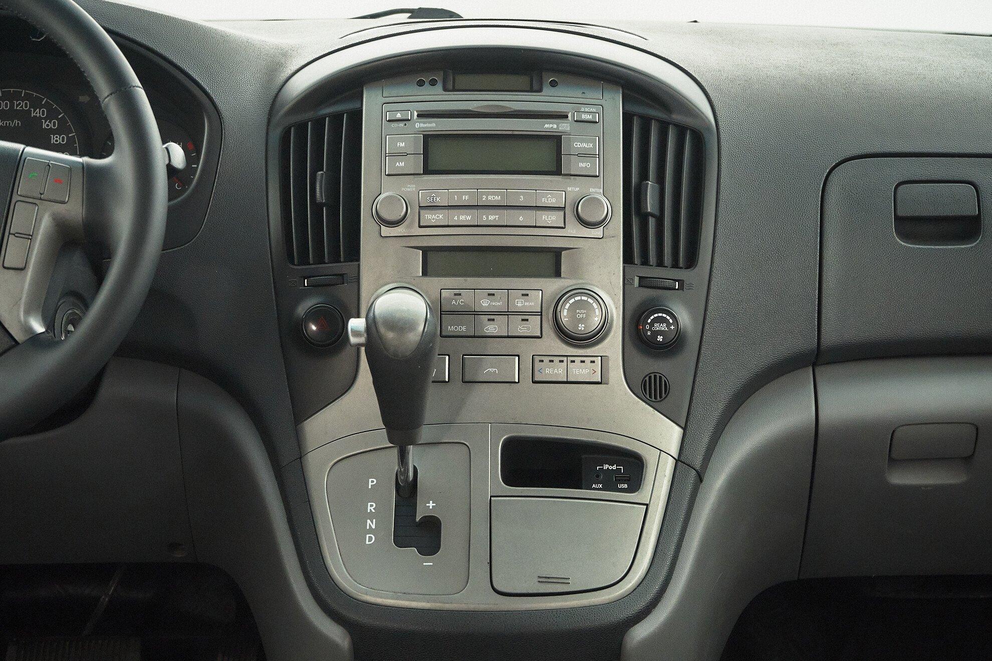 Hyundai Grand Starex 2010, серебряный
