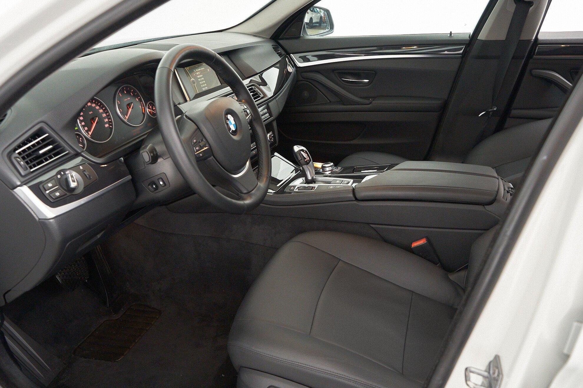 BMW 5 серии 2013, белый