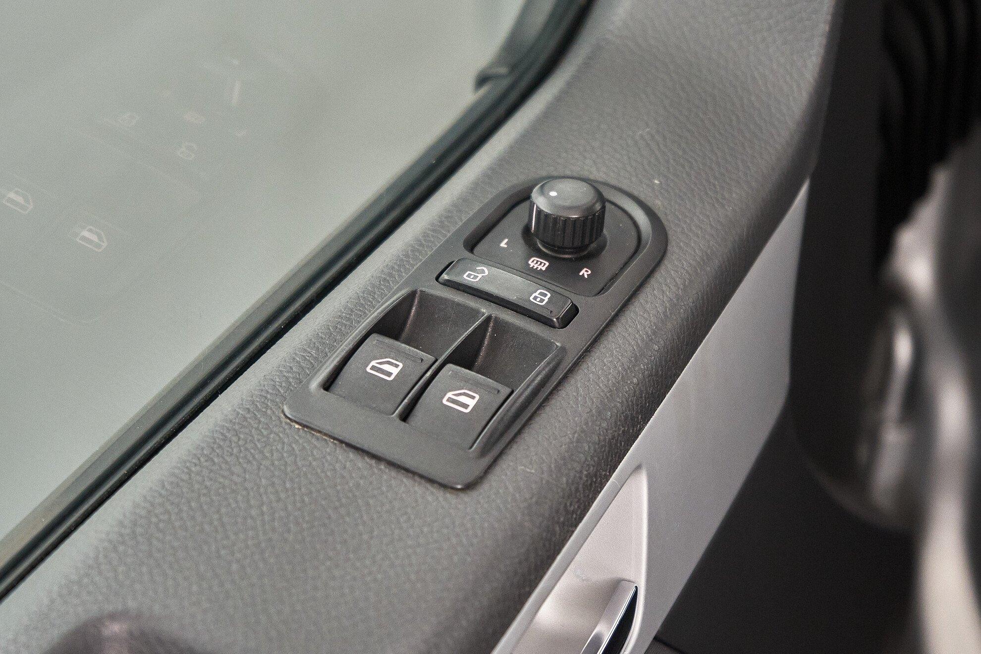 Volkswagen Multivan 2010, серебряный