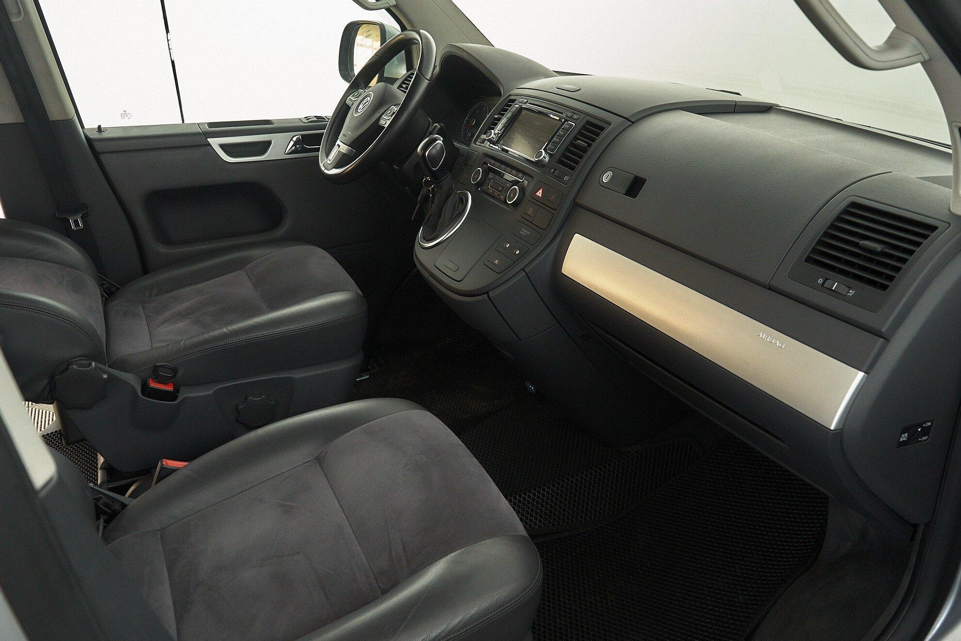 Volkswagen Multivan 2013, серебряный