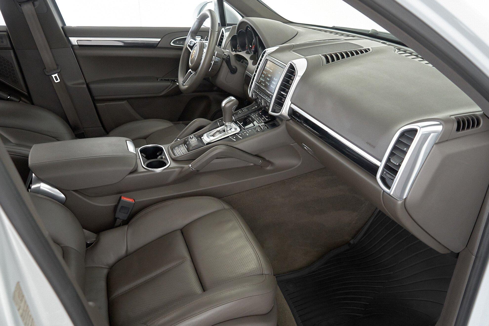 Porsche Cayenne 2016, белый