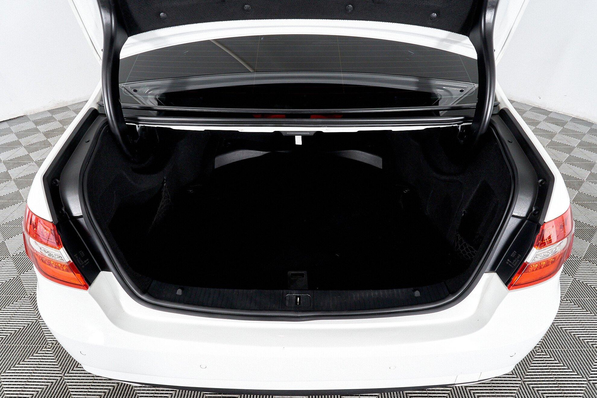 Mercedes-Benz E-Класс 2012, белый